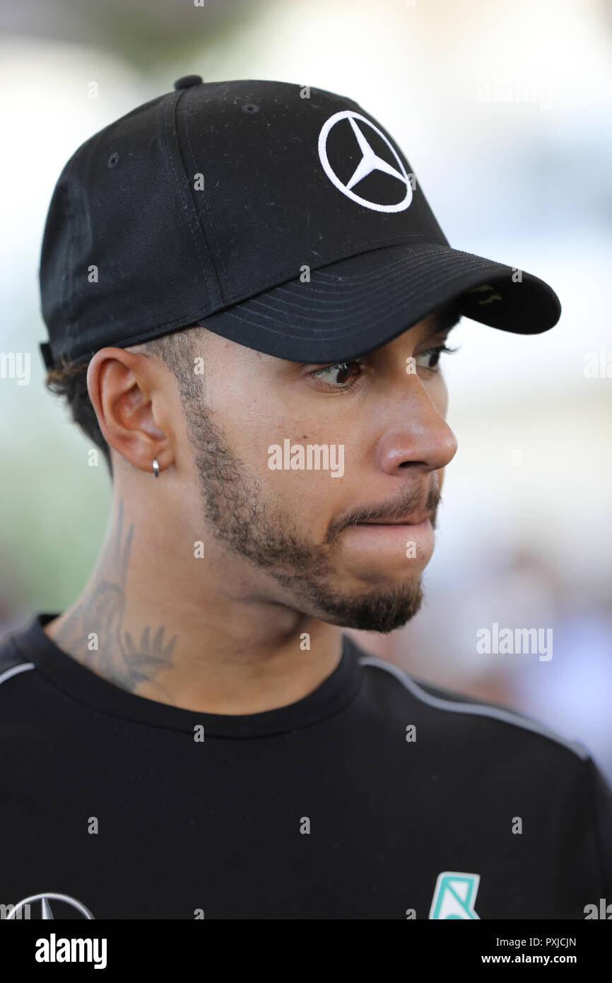 Lewis Hamilton dans une interview avec la télévision et les radios, détail du tatouage sur son cou Banque D'Images