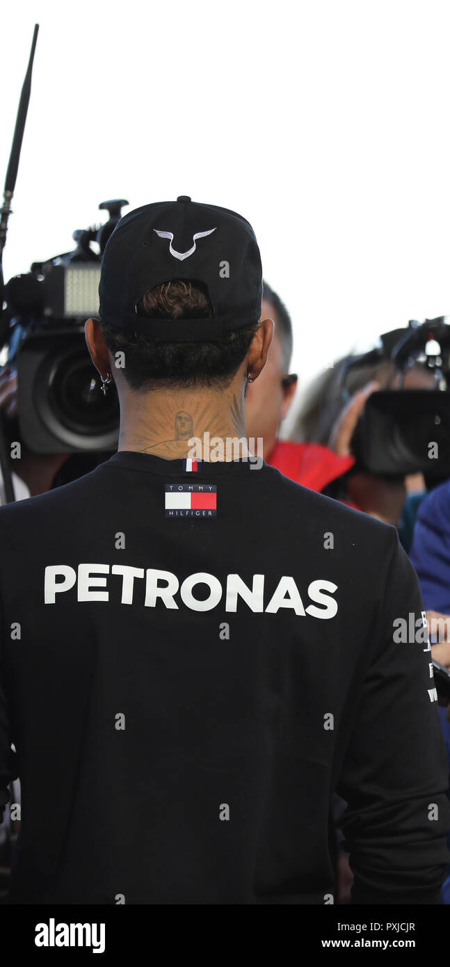 Lewis Hamilton dans une interview avec la télévision et les radios, détail du tatouage sur son dos Banque D'Images