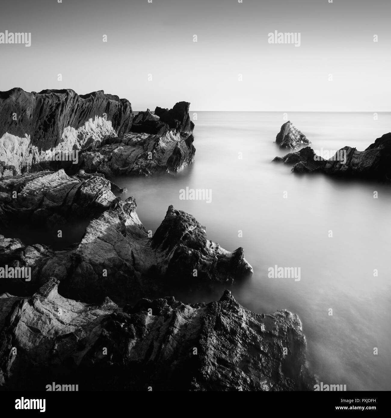 Les roches de la mer et à l'eau soyeuse côte Arasaki, Péninsule de Miura, Japon Banque D'Images