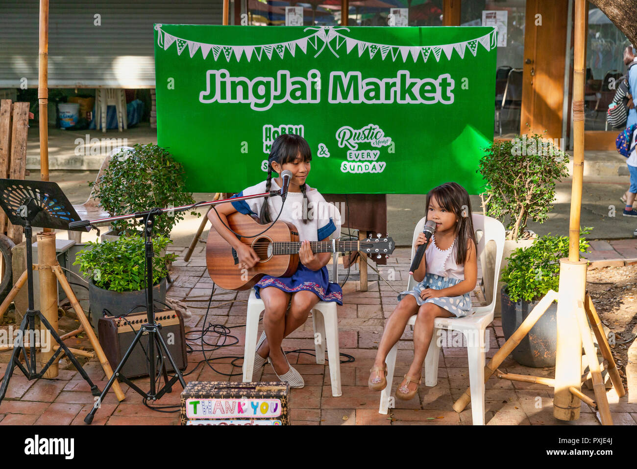 Jeunes talents pour chanter et jouer de la guitare à JingJai Farmer's Market, Chiang Mai, Thaïlande Banque D'Images