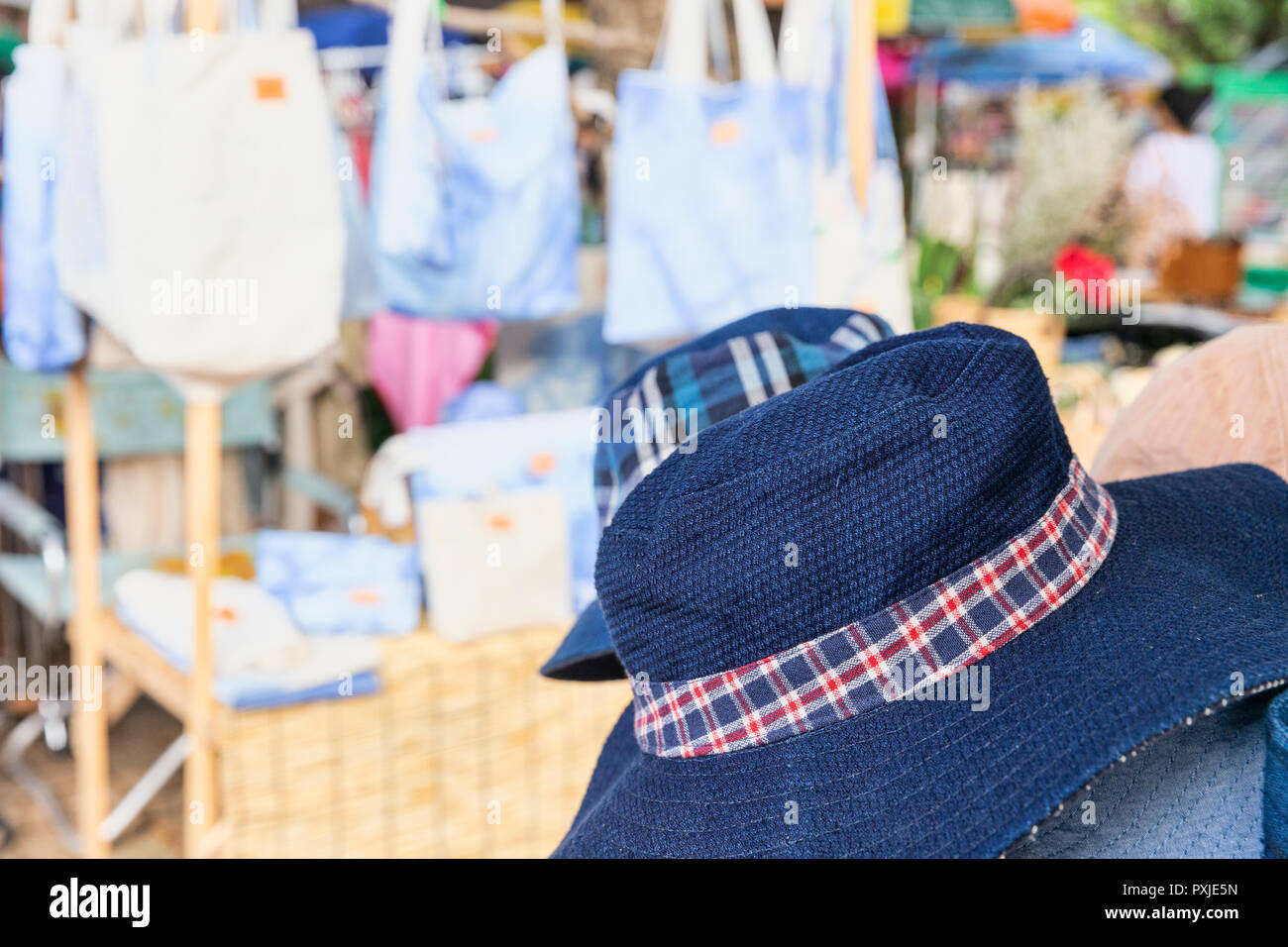 Blue hat conçu à la main par des artisans en tissu, marché Jingjai, Chiang Mai, Thaïlande Banque D'Images