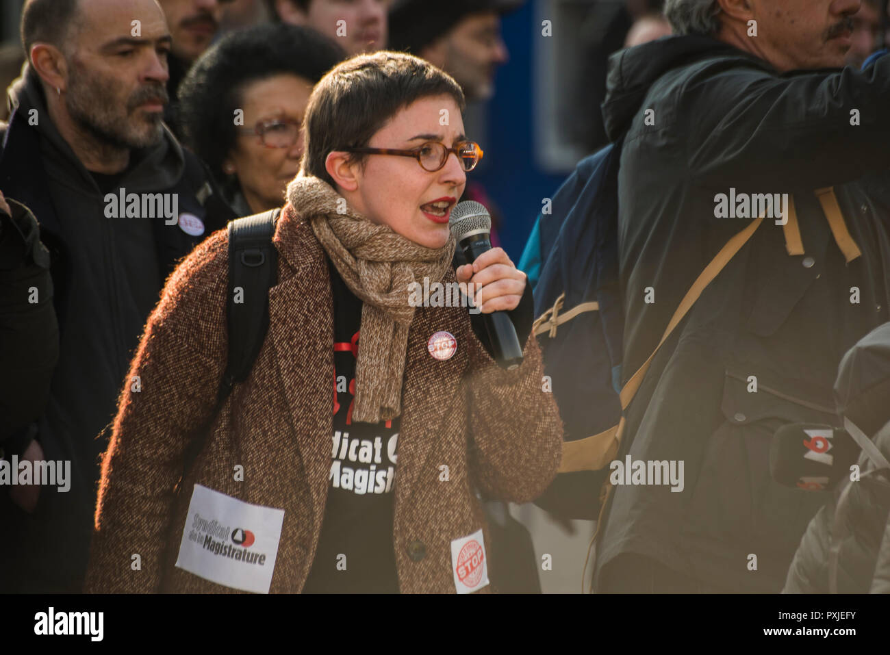 Paris, France. Laurence Blisson parlant au cours de la protestation de la rue Banque D'Images