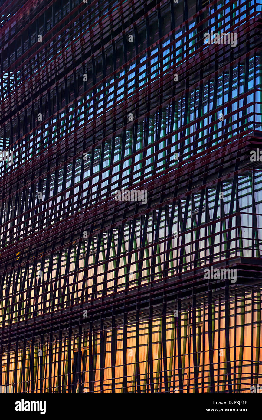 Gratte-ciel moderne avec façade balcons dans la lumière du soir, Berlin, Allemagne Banque D'Images