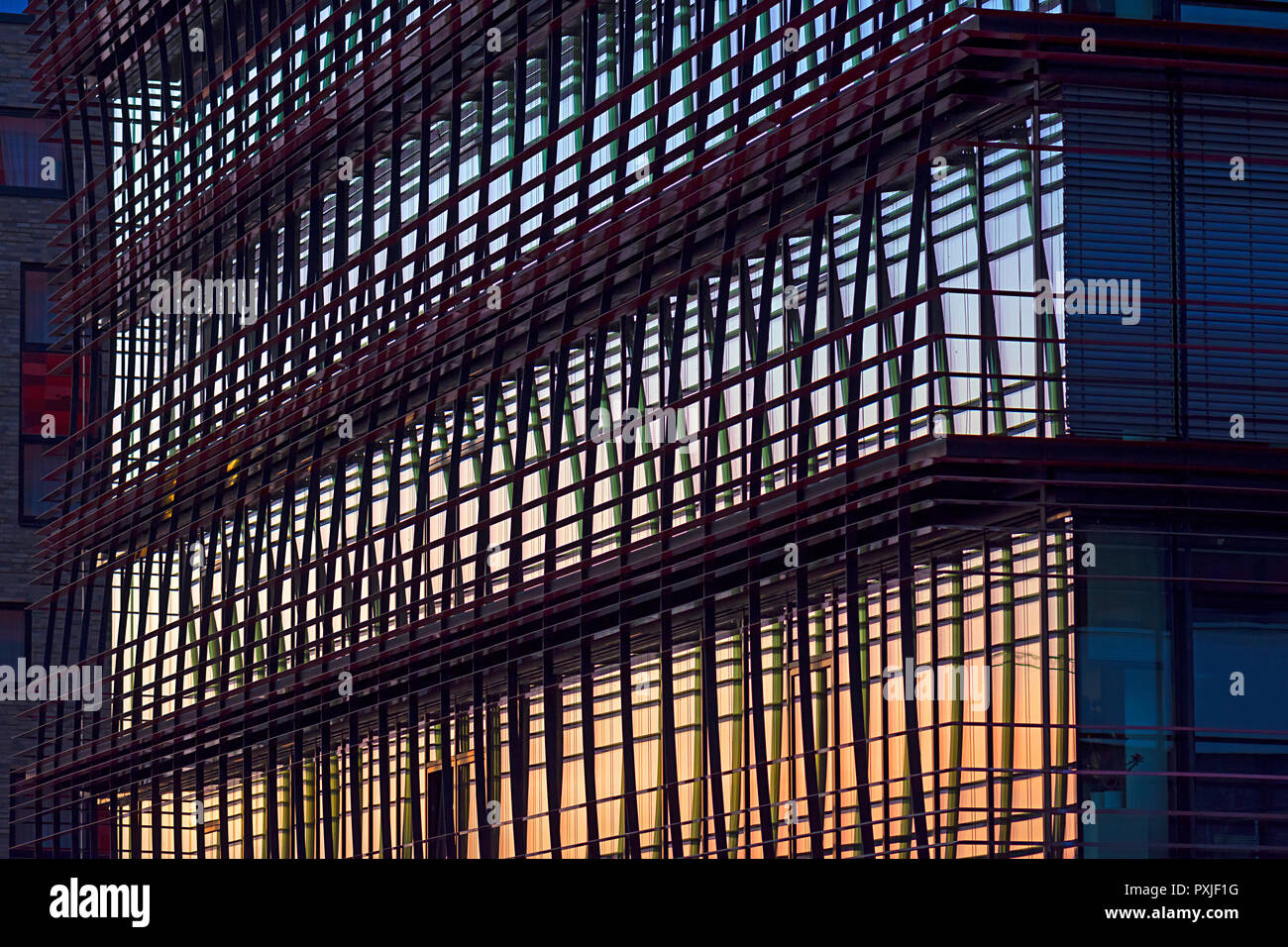 Gratte-ciel moderne avec façade balcons dans la lumière du soir, Berlin, Allemagne Banque D'Images