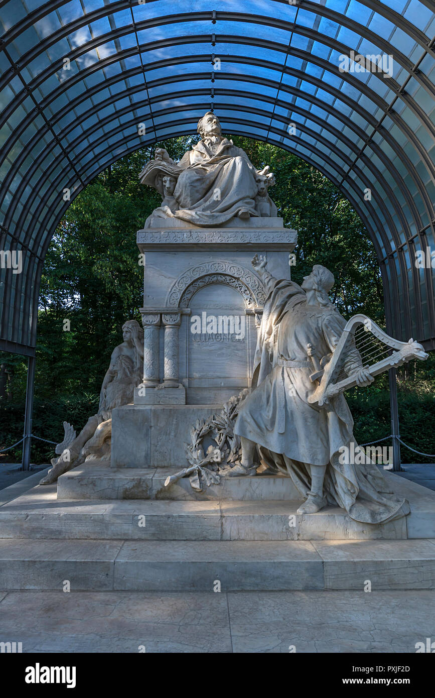 Richard Wagner 1901-1903 memorial, avec les chiffres de ses œuvres sous un abri, Tiergarten, Berlin, Allemagne Banque D'Images