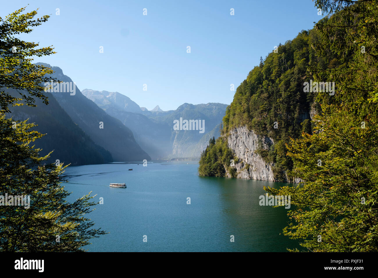 Navire d'excursion sur le lac Königssee devant Echowand, Alpes de Berchtesgaden, le parc national de Berchtesgaden, Schönau am Königssee Banque D'Images