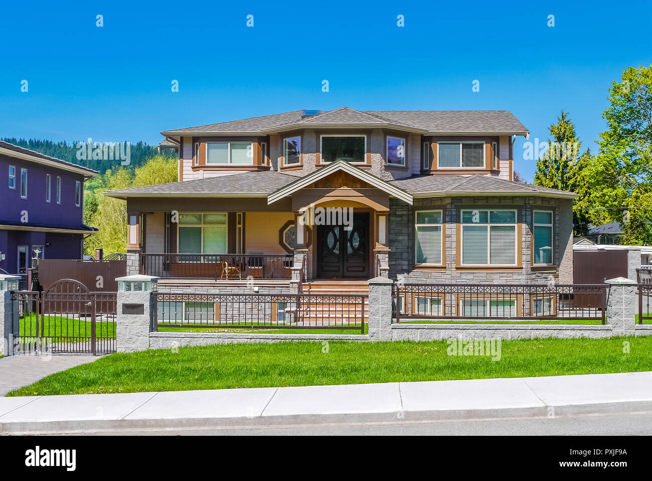 Toute nouvelle maison d'habitation de luxe avec grille métallique clôture devant Banque D'Images