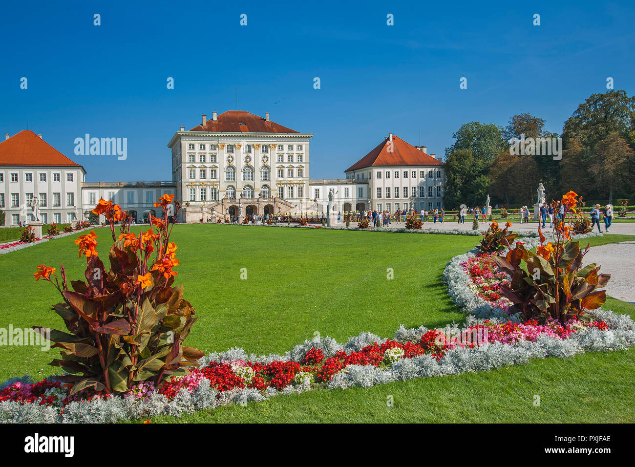 Parc avec des fleurs, le Parc de Nymphenburg, château Nymphenburg, Munich, Haute-Bavière, Bavière, Allemagne Banque D'Images