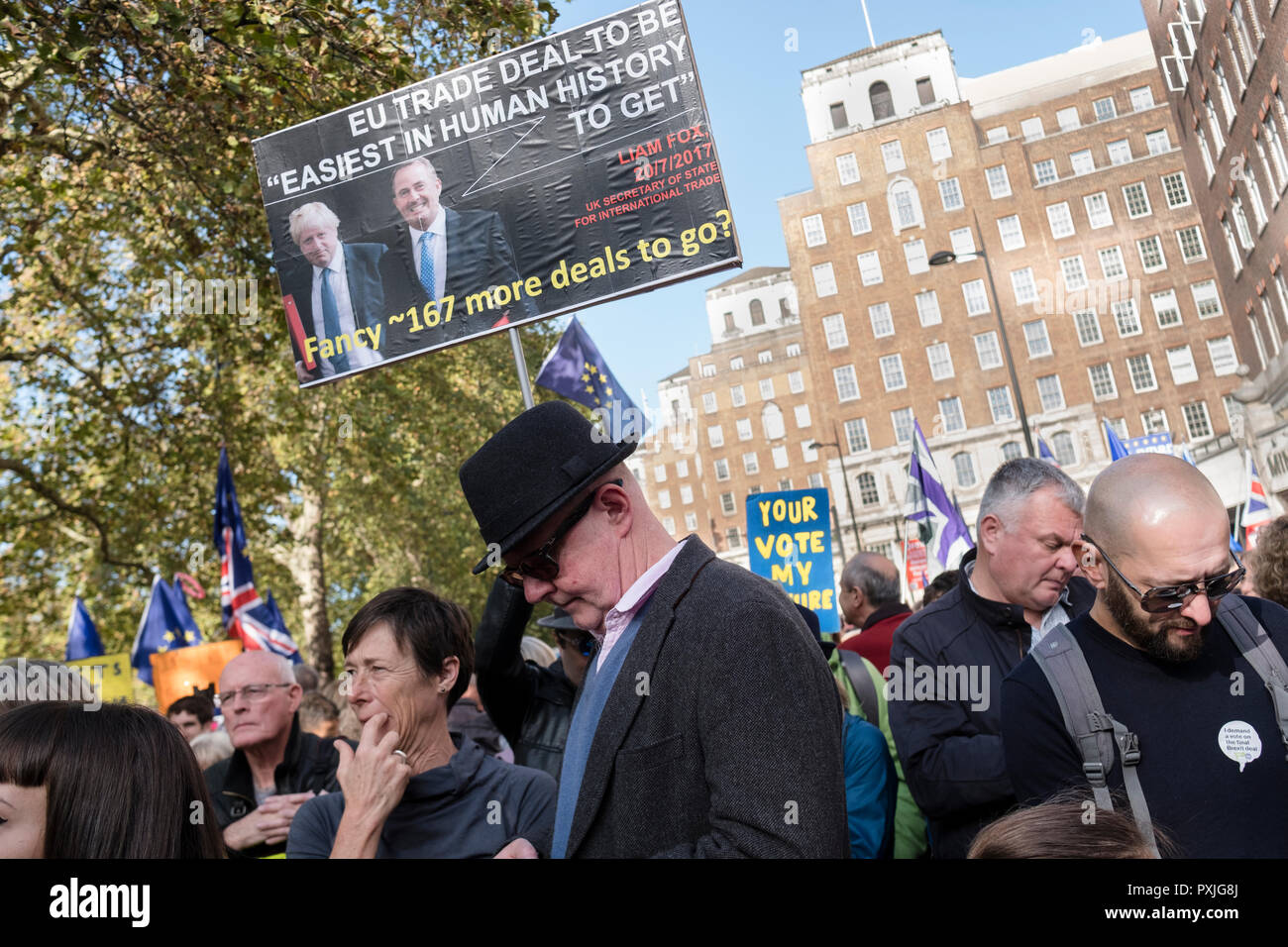 London, UK, 20thOctober 2018. Plus de 500 000 personnes ont marché sur le Parlement pour exiger leur voix démocratique d'être entendu dans le cadre d'une manifestation présentée comme la manifestation la plus importante d'une génération. Comme la date de la UK's Brexit en provenance de l'Union européenne, les manifestants se sont réunis à leurs dizaines de milliers de dirigeants politiques prendre connaissance et de donner à l'opinion publique britannique un vote final sur l'affaire. Brexit (Photo par Mike Abrahams/Alamy Live News Banque D'Images