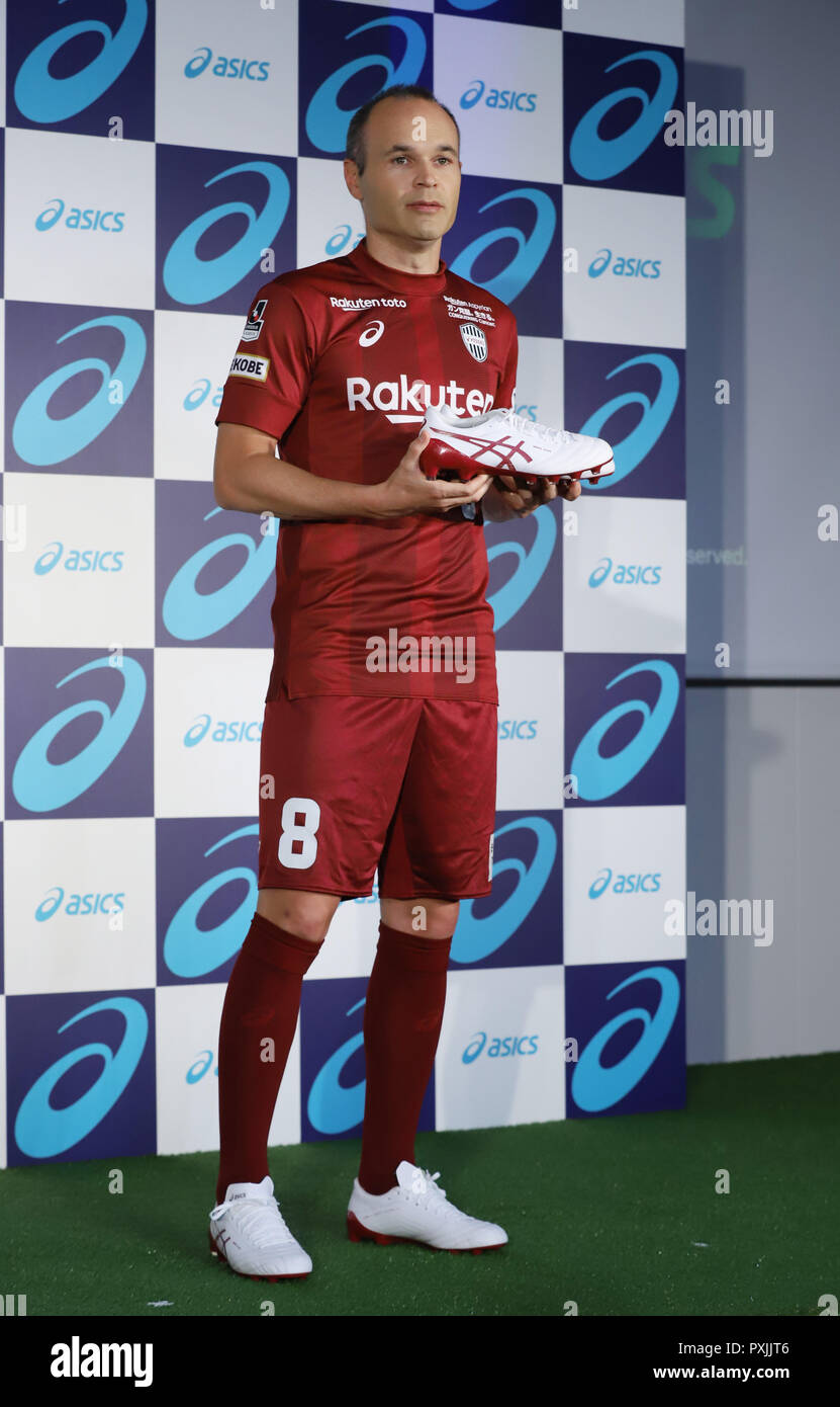 Tokyo, Japon. 22 octobre, 2018. La star du football espagnol Andres Iniesta  de Vissel Kobe affiche ses nouvelles chaussures à pointes comme il  l'annonce d'un contrat de parrainage avec le Japonais produits