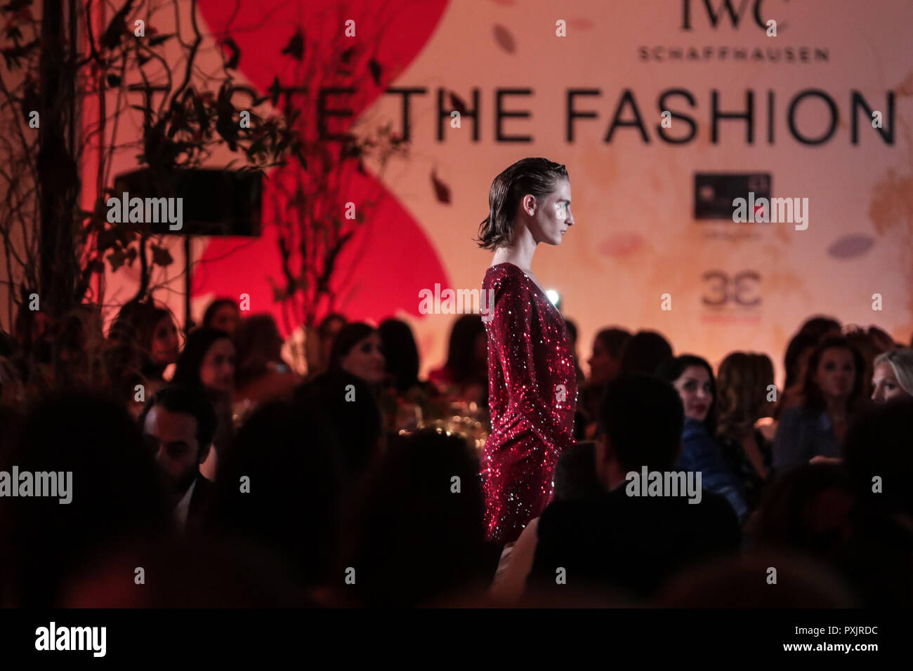 Athènes, Grèce. 22 octobre, 2018. Un modèle présente des créations de designer grecque Vrettos Vrettakos pendant le goût de la mode, les 6 sens' à Athènes, Grèce, le 22 octobre 2018. Le Lefteris Crédit : Partsalis/Xinhua/Alamy Live News Banque D'Images