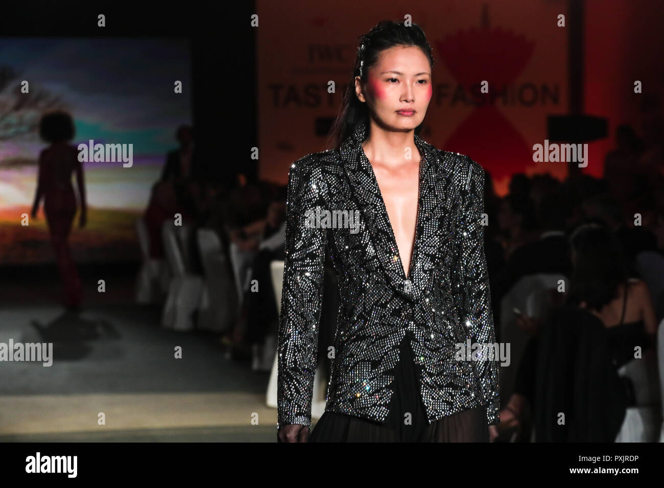 Athènes, Grèce. 22 octobre, 2018. Un modèle présente des créations de designer grecque Vrettos Vrettakos pendant le goût de la mode, les 6 sens' à Athènes, Grèce, le 22 octobre 2018. Le Lefteris Crédit : Partsalis/Xinhua/Alamy Live News Banque D'Images