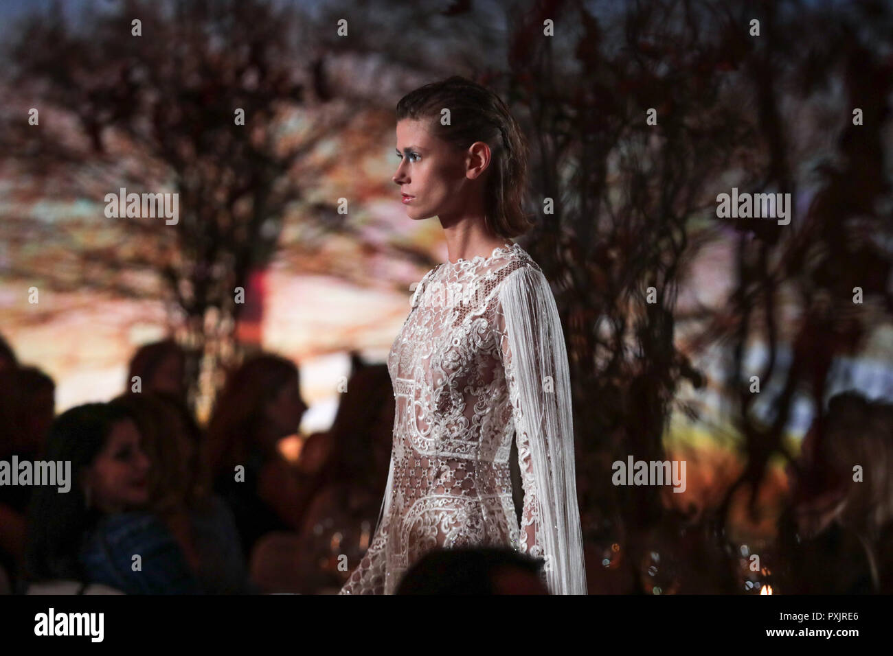 Athènes, Grèce. 22 octobre, 2018. Un modèle présente des créations de designer grecque Vrettos Vrettakos pendant le goût de la mode, les 6 sens' à Athènes, Grèce, le 22 octobre 2018. Le Lefteris Crédit : Partsalis/Xinhua/Alamy Live News Banque D'Images