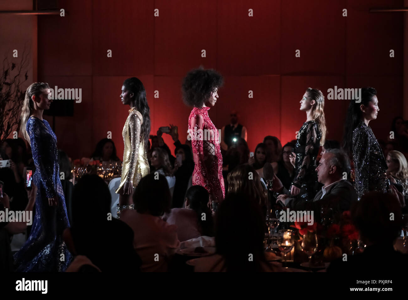 Athènes, Grèce. 22 octobre, 2018. Présenter des modèles de créations de designer grecque Vrettos Vrettakos pendant le goût de la mode, les 6 sens' à Athènes, Grèce, le 22 octobre 2018. Le Lefteris Crédit : Partsalis/Xinhua/Alamy Live News Banque D'Images