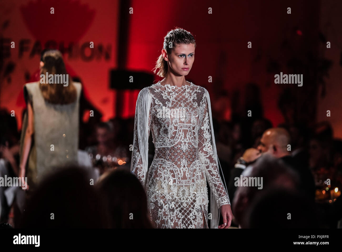 Athènes, Grèce. 22 octobre, 2018. Un modèle présente des créations de designer grecque Vrettos Vrettakos pendant le goût de la mode, les 6 sens' à Athènes, Grèce, le 22 octobre 2018. Le Lefteris Crédit : Partsalis/Xinhua/Alamy Live News Banque D'Images