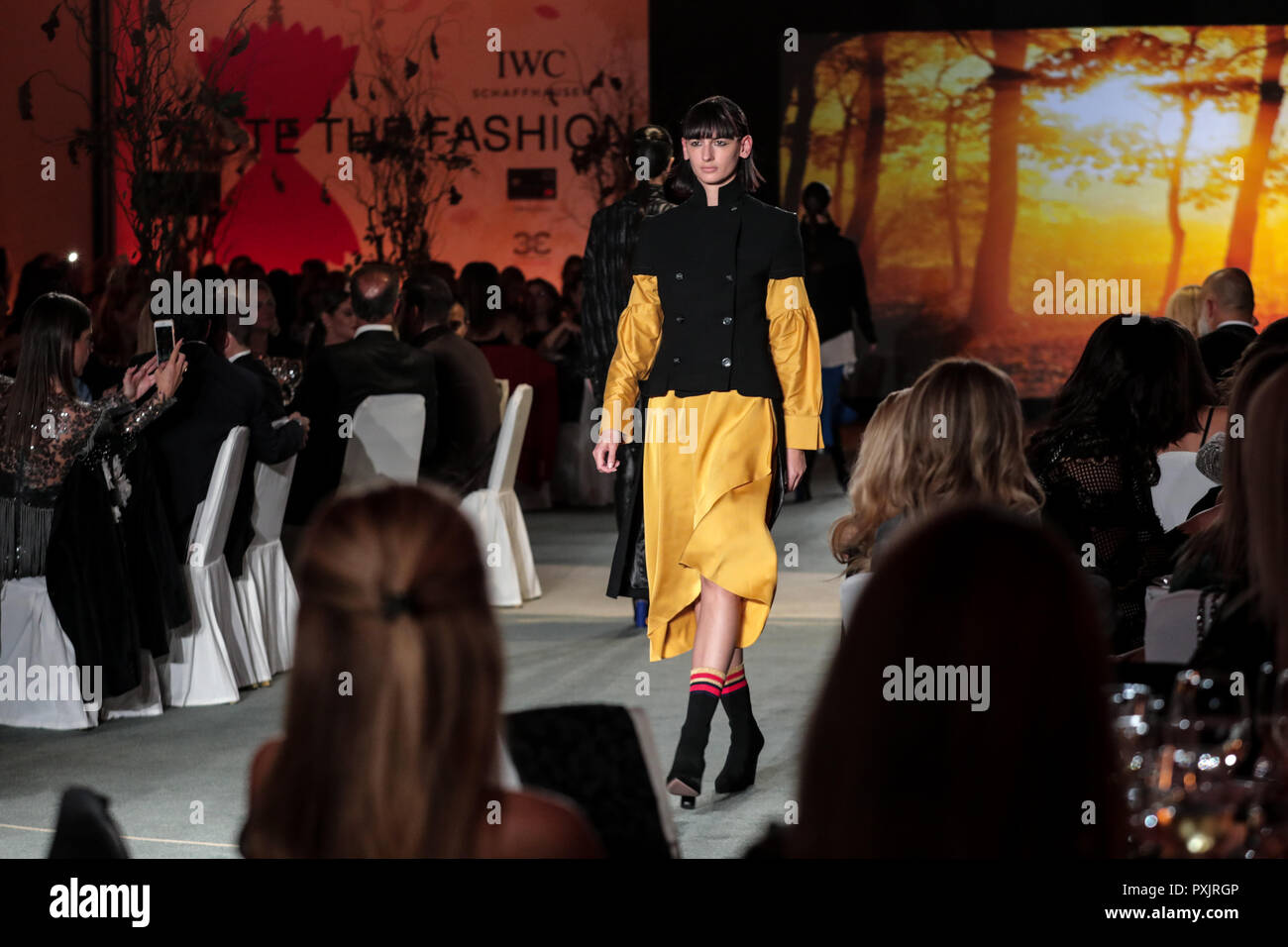 Athènes, Grèce. 22 octobre, 2018. Un modèle présente des créations de designer grecque Vrettos Vrettakos pendant le goût de la mode, les 6 sens' à Athènes, Grèce, le 22 octobre 2018. Le Lefteris Crédit : Partsalis/Xinhua/Alamy Live News Banque D'Images