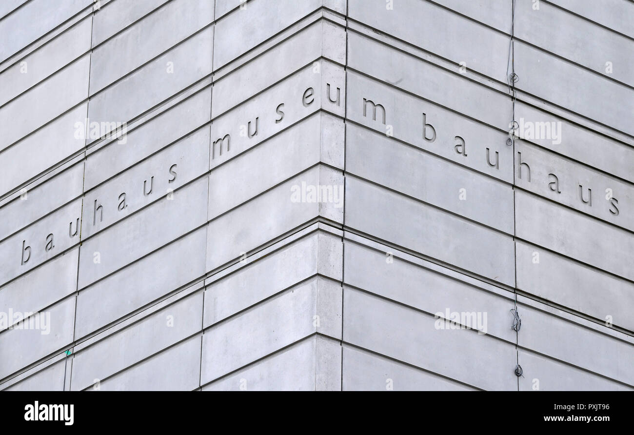 Weimar, Allemagne. 23 Oct, 2018. Sur la façade du futur Musée du Bauhaus, qui est d'être ouvert l'année prochaine, un volume de texte intitulée "musée du Bauhaus" peut être lu. Le même jour, la Chancellerie d'état de Thuringe et le ministère de l'économie de l'état présentera les activités culturelles et touristiques ainsi que sa campagne pour l'année 2019 Bauhaus. En 1919, Walter Gropius fonde le légendaire art et architecture l'école de Weimar. Même aujourd'hui, le Bauhaus continue d'inspirer les architectes, designers et artistes dans le monde. Crédit : Martin Schutt/dpa-Zentralbild/dpa/Alamy Live News Banque D'Images