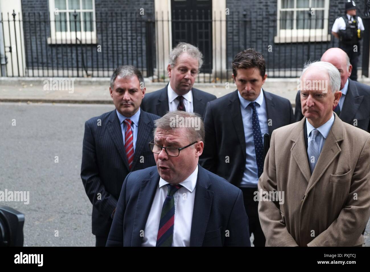 Londres 23 octobre 2018. Un groupe de députés mènent par Mark Francois MP et Très Honorable Sir Michael FALLON MP main dans une pétition au numéro 10 Downing Street qui demandent au gouvernement de mettre en place une protection durable legel des forces armées.La pétition a été signée par plus de 100 députés. Credit : Claire Doherty/Alamy Live News Banque D'Images