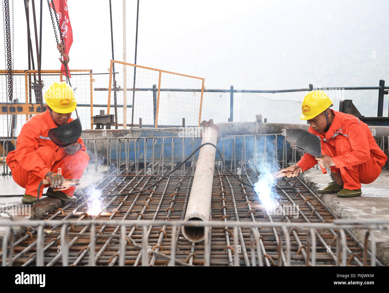 (181023) -- CHONGQING, le 23 octobre 2018 (Xinhua) -- les membres du personnel travaillent sur le site de construction d'un pont sur le fleuve Wujiang dans Fuling, du sud-ouest de la Chine Chongqing,oct. 23, 2018. La fermeture des 192 mètres de la travée principale du pont sur la rivière Wujiang et la route nationale n° 319 a été terminé mardi. (Xinhua/Wang Quanchao)(mcg) Banque D'Images