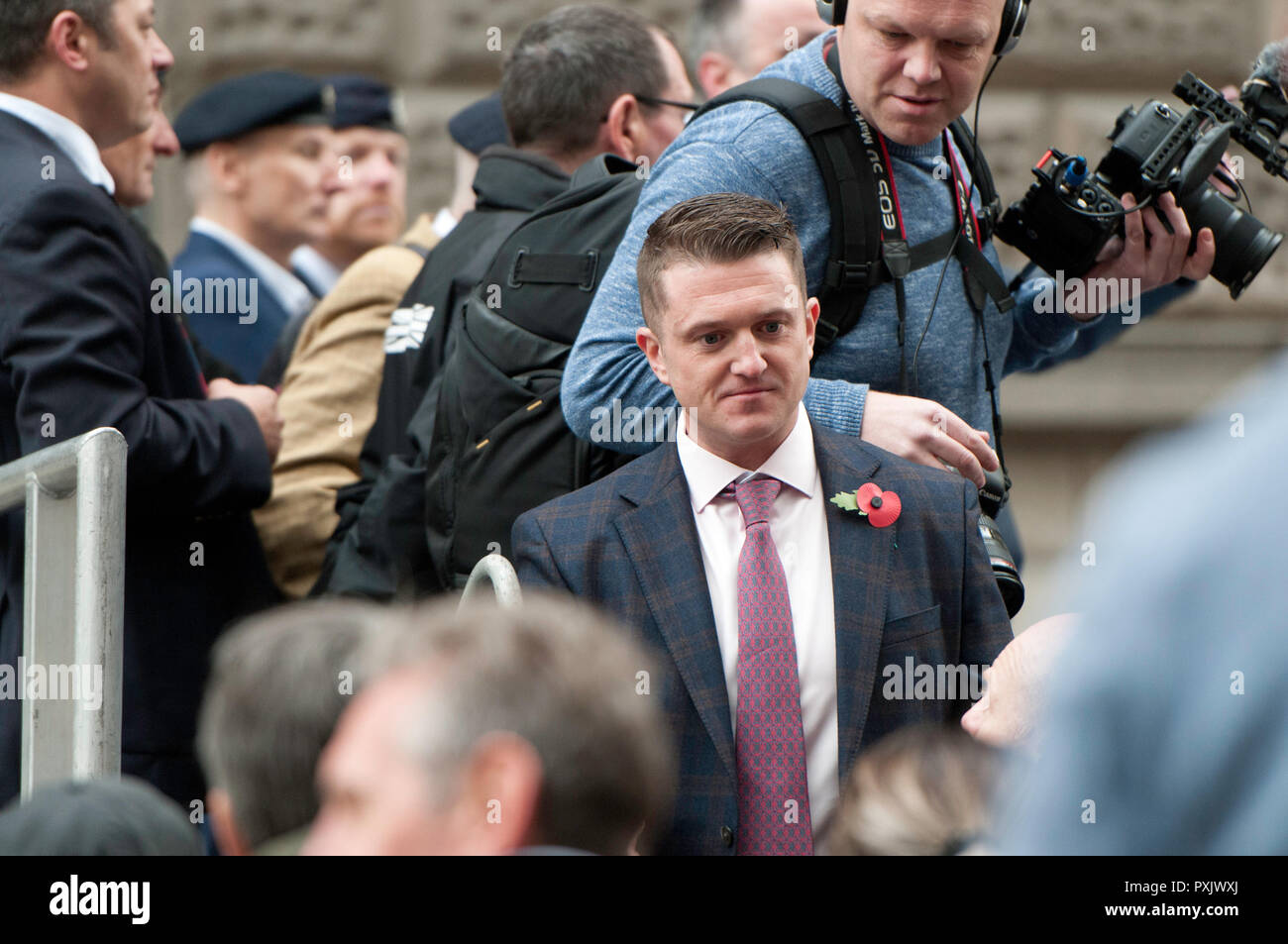 Londres, Royaume-Uni. 23 Oct 2018. Tommy Robinson quitte la scène après avoir donné un discours. Le chef de la droite, dont le vrai nom est Stephen Yaxley-Lennon, a été publié en août sur appel, en attendant une nouvelle audience à l'Old Bailey au prétendu outrage au tribunal à Leeds. Pro et anti Tommy Robinson manifestants rassemblés à l'extérieur de l'Old Bailey, tout en Yaxley-Lennon, alias Robinson a parlé. Credit : SOPA/Alamy Images Limited Live News Banque D'Images