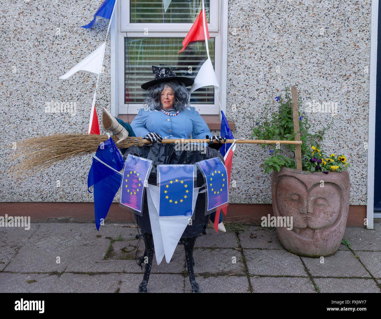 Theresa peut épouvantail entouré par des drapeaux de l'Union européenne représenté comme la méchante sorcière de Brexit dans un jardin à l'avant dans le cadre d'un concours d'épouvantails pour Halloween Banque D'Images