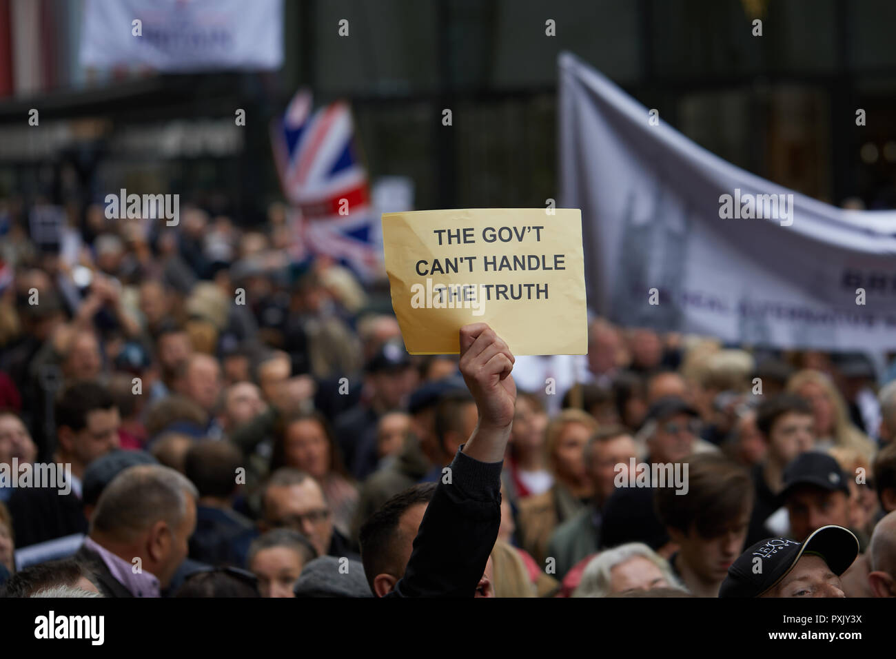 Londres, Royaume-Uni. 23 Oct 2018. Un écriteau tenu par un supporter de Tommy Robinson à l'extérieur de l'Old Bailey. Crédit : Kevin J. Frost/Alamy Live News Banque D'Images