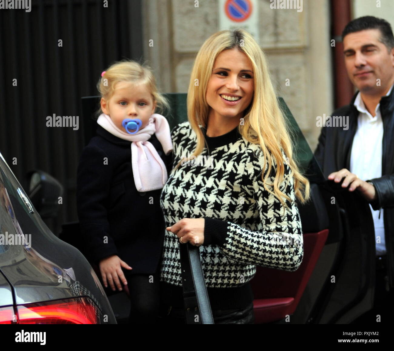 Milan, Michelle Hunziker et sa fille sortir du restaurant Michelle Hunziker avec peu de Celeste dans ses bras, après le déjeuner elle quitte le restaurant et elle est emportée par son pilote. Banque D'Images