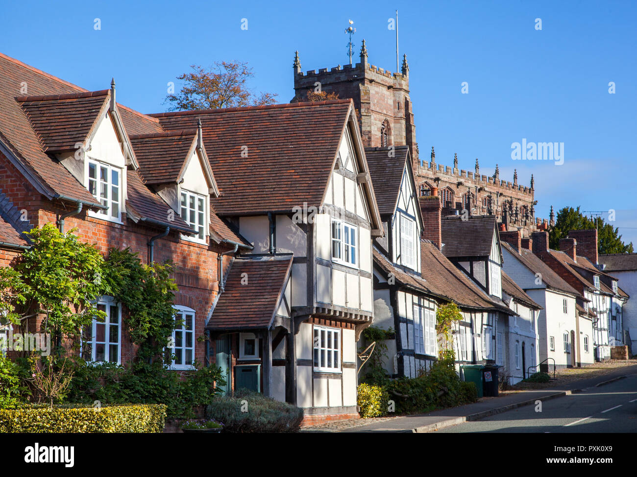 La ville de marché de Cheshire du Malpas avec noir et blanc maisons à colombages et des bâtiments avec l'église paroissiale de St Oswald dans l'arrière-plan Banque D'Images