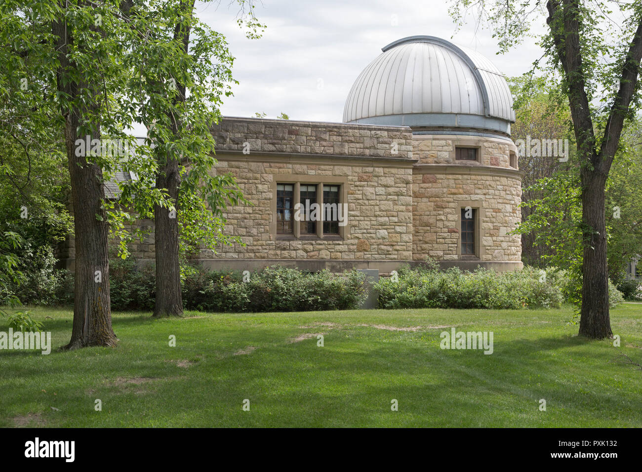 Observatoire et classe ci-joint sur campus de l'Université de la Saskatchewan construit avec du calcaire en style gothique collégial entre 1928 et 1930 Banque D'Images