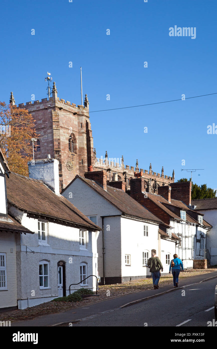 La ville de marché de Cheshire du Malpas avec noir et blanc maisons à colombages et des bâtiments avec l'église paroissiale de St Oswald dans l'arrière-plan Banque D'Images