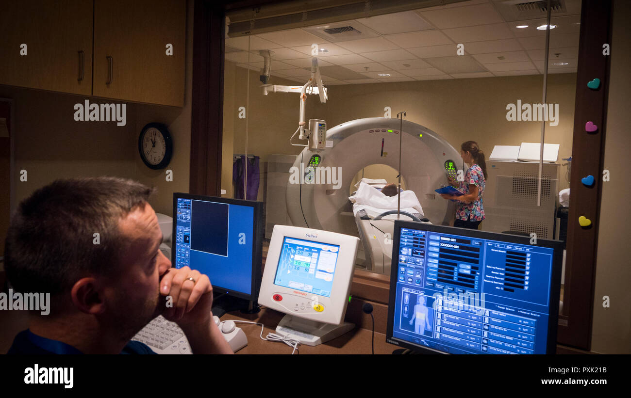 L'imagerie par résonance magnétique - IRM - centre, à un hôpital public. Note : 'patient' est un employé de l'hôpital et non un patient réel. Banque D'Images