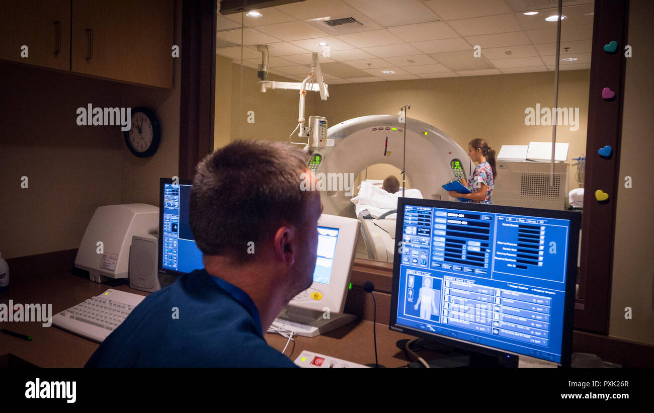 L'imagerie par résonance magnétique - IRM - centre, à un hôpital public. Note : 'patient' est un employé de l'hôpital et non un patient réel. Banque D'Images