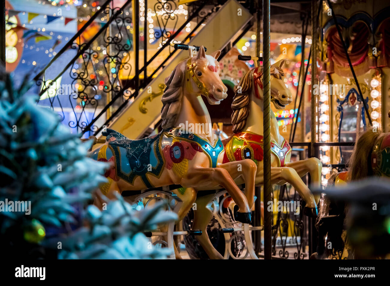 Carrousel de Noël avec des chevaux à bascule Banque D'Images