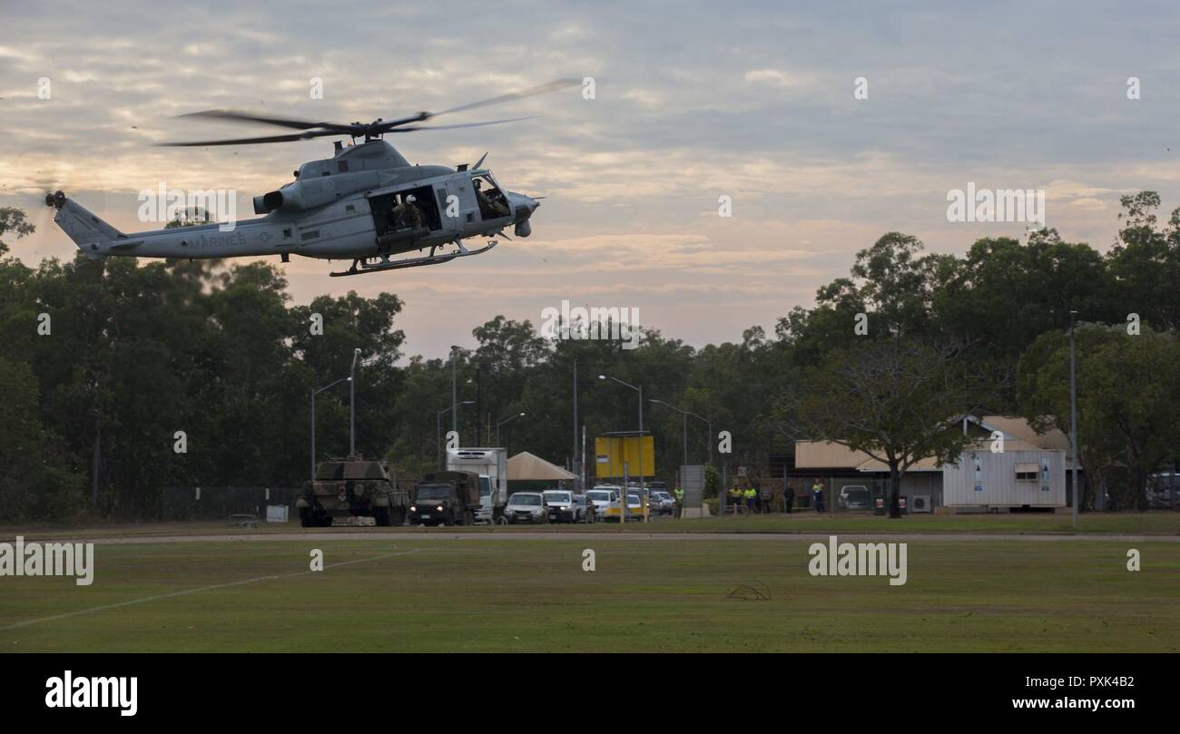 BASE DE L'armée australienne ROBORTSON BARRACKS, Darwin -- pilotes maritimes des États-Unis, avec l'Escadron d'hélicoptères d'attaque légère Marine 367, voler un UH-1Y Venom sur le défilé de pilotage au cours d'une cérémonie de clôture pour l'exercice Southern Jackaroo 2017, 1 juin 2017. Les participants de plusieurs services se sont réunis d'interagir et de se remémorer les souvenirs. Le sud de Jackaroo 2017 était une activité de formation interarmes latéral entre les Marines des États-Unis, de l'armée australienne, de l'armée américaine et le Japon d'Autodéfense de masse qui a permis aux participants de s'entraîner et partager la tactique militaire. Banque D'Images