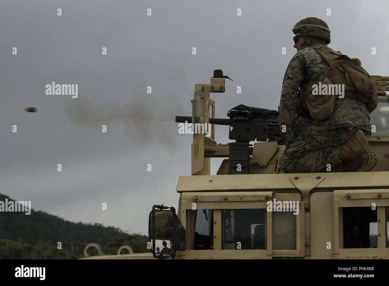 Marines avec des armes, de l'entreprise Équipe de débarquement du bataillon, 3e Bataillon, 5e feu de marine, une marque 19 lance-grenades automatique à partir de la tourelle d'un Humvee au Camp Schwab, Okinawa, Japon, le 1 juin 2017. La marque 19 est conçu pour réprimer et détruire les menaces ennemies, et les incendies 40 mm de haut-grenades explosives à jusqu'à 375 tours par minute. BLT 3/5 est actuellement déployé en tant que l'élément de combat de la 31e Marine Expeditionary Unit. Société d'armes est l'élément d'armes lourdes BLT 3/5. Leur arsenal comprend des mitrailleuses lourdes, des mortiers et d'armes anti-char. Banque D'Images