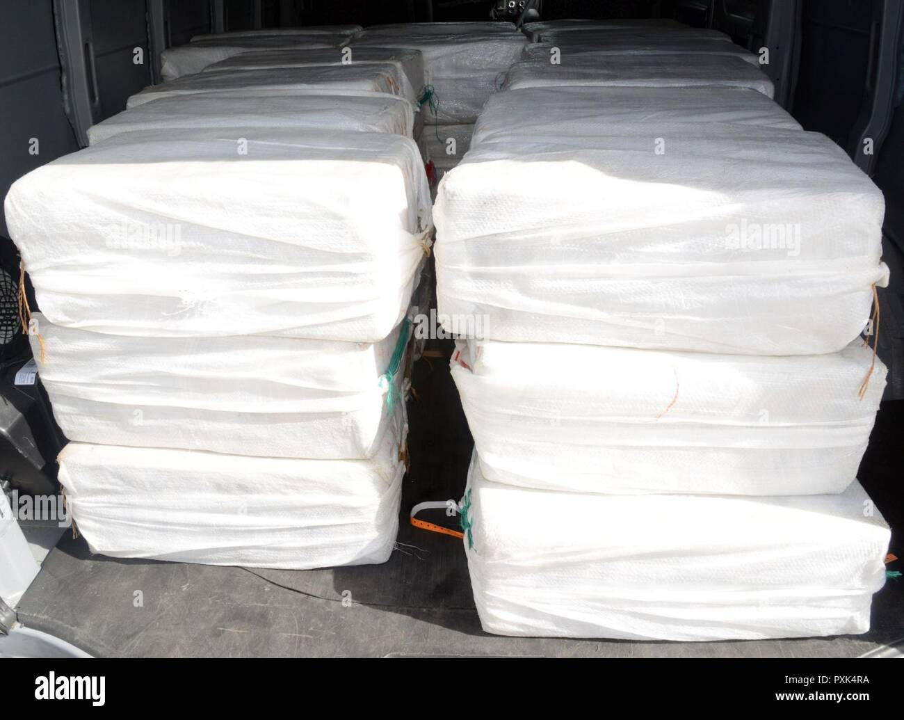 La Garde côtière a déchargé 1 100 kilos de cocaïne au Secteur de San Juan, 2 juin 2017 à la suite d'une interception en mer d'un navire suspect rendez-rapide dans la mer des Caraïbes le 25 mai 2017. La contrebande saisis et trois passeurs dominicains ont été transférés à la garde des agents spéciaux de la Drug Enforcement Administration, à San Juan, Porto Rico. Banque D'Images