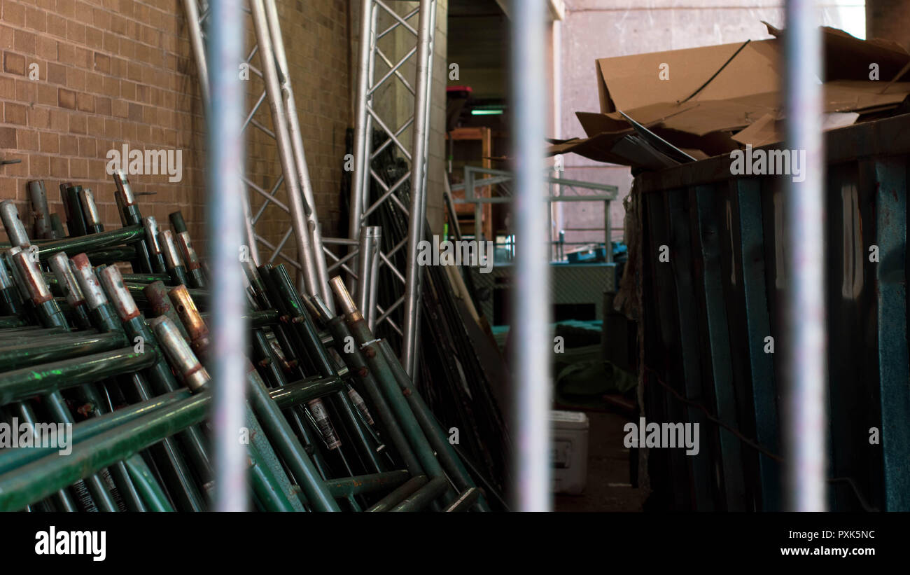 Une photo de barres d'acier de bloquer un passage à des outils et la construction de la rue. Banque D'Images