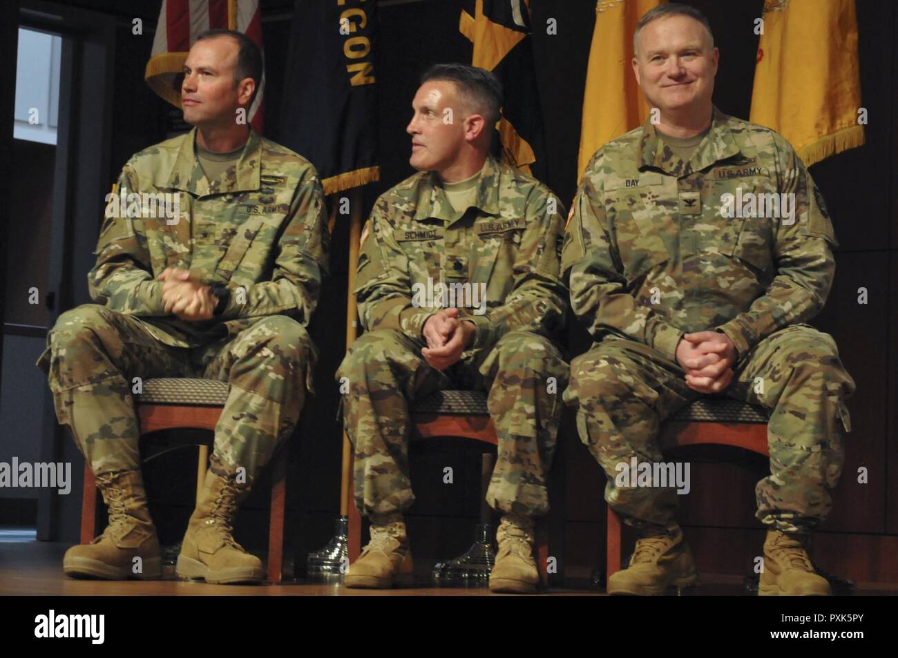 Le brig. Le général William J. Edwards, la Garde nationale de l'Oregon Land Component Commander ; les 82e Brigade et le lieutenant-colonel (promouvable) Stephen L. Schmidt ; et le colonel commandant sortant Gregory T. Jour, écoutez le maître de cérémonie lit une histoire de la brigade au cours d'une cérémonie de passation de commandement au 41e Centre de Réserve des Forces armées au camp Withycombe dans Clackamas, Oregon, le 3 juin 2017. Banque D'Images