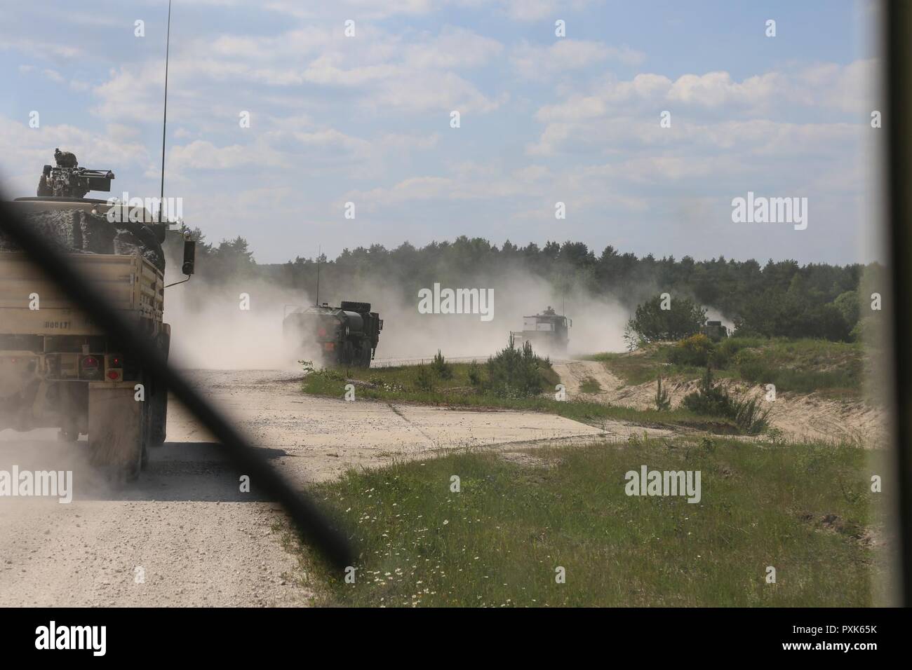 Les soldats du 64ème Bataillon de soutien de la Brigade Blindée, 3e Brigade Combat Team, 4e Division d'infanterie manœuvre tactique tout en menant des opérations de ravitaillement au cours de l'exercice Combined Résoudre VIII à la zone d'entraînement, Amberg Amberg, Allemagne le 1 juin, 2017. De l'exercice Combined Résoudre VIII est un exercice multinational visant à former les forces de l'armée affectés à l'échelle régionale pour les États-Unis en Europe. Résoudre combiné VIII, sur plus de 3 400 participants de 10 nations. Le but de l'exercice est de préparer les forces en Europe à fonctionner ensemble pour promouvoir la stabilité et la sécurité i Banque D'Images