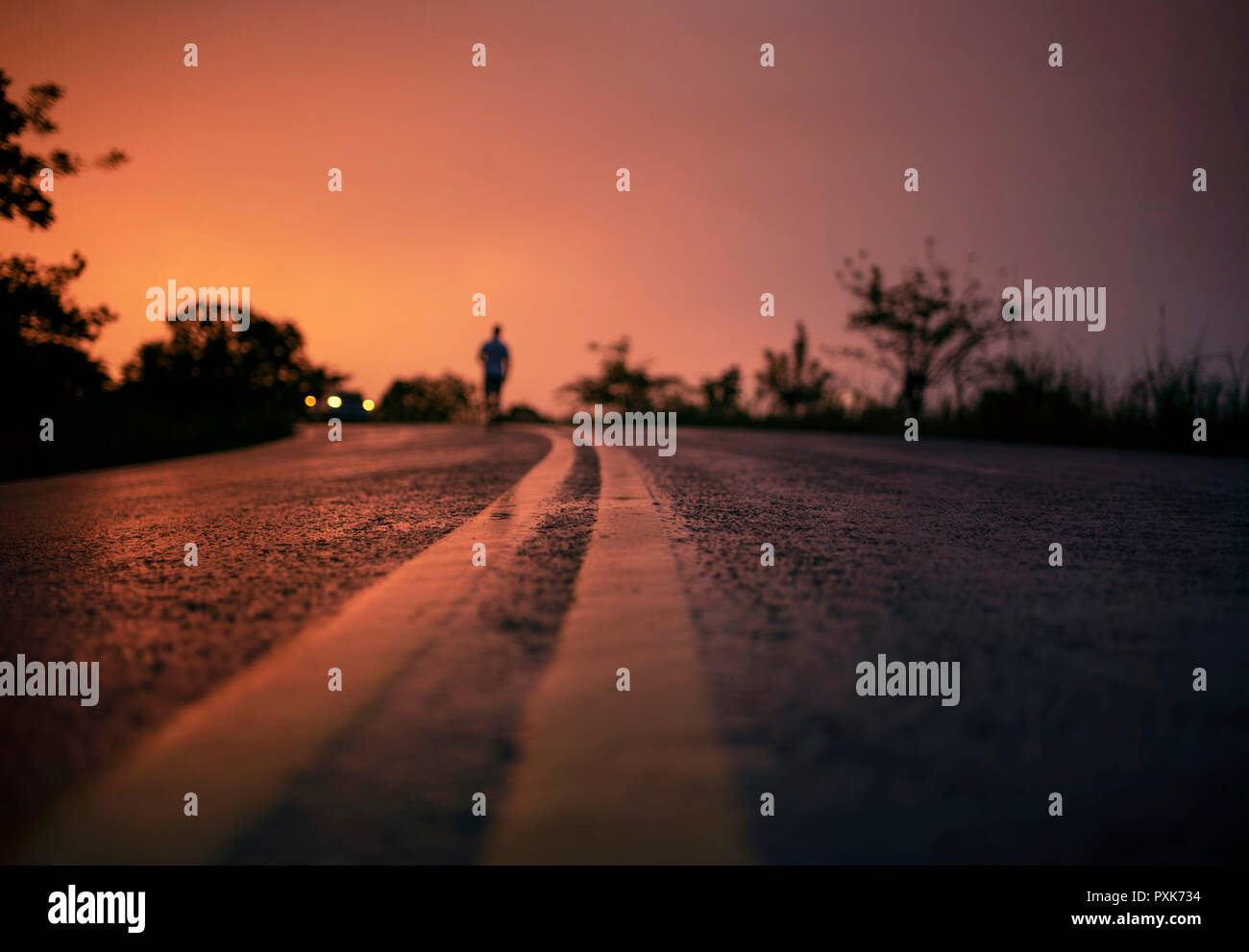 Homme marchant au milieu de la route. Travel concept, low angle de vue, extrait le papier peint. RF photo, copie de l'espace. Panama, Oct 2018 Banque D'Images