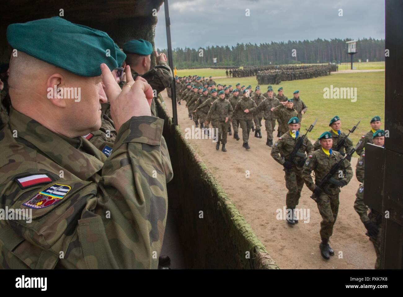 Les forces polonaises conduite un laissez-passer en revue au cours de la cérémonie d'ouverture de la grève de Sabre à Bemowo Piskie Bemowo Piskie, zone d'entraînement, la Pologne, le 5 juin 2017. Le sabre d'exercice grève facilite la coopération et améliore la capacité opérationnelle conjointe à une grande variété de missions et prépare les nations participantes et les unités pour les opérations futures, tout en renforçant l'alliance de l'OTAN. Banque D'Images