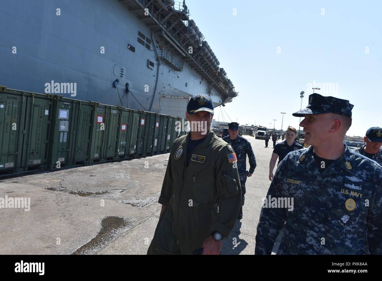 NORFOLK, Virginie (1 juin 2017) Master Chief Petty Officer de la Marine (MCPON) Steven S. Giordano parle avec le capitaine Lawrence G. Getz III, commandant de l'assaut amphibie USS Kearsarge (DG 3). Giordano a visité diverses commandes à Norfolk, en Virginie et a mené toutes les mains-d'appels. La Marine américaine Banque D'Images