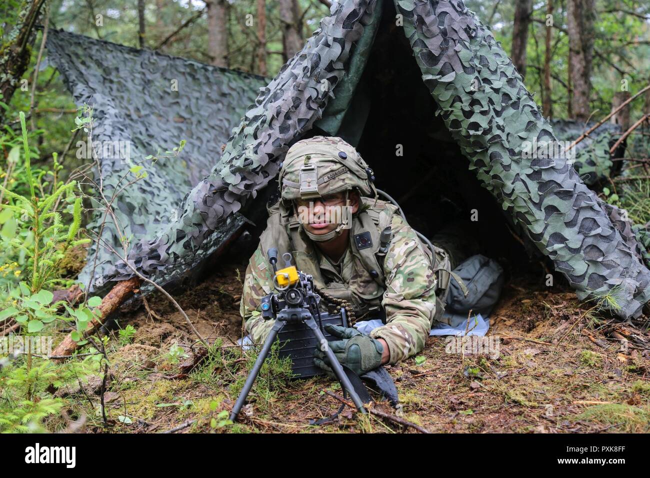 Un soldat américain du 64ème Bataillon de soutien de la Brigade Blindée, 3e Brigade Combat Team, 4e Division d'infanterie, numérise son secteur de feu tout en menant des opérations défensives au cours de l'exercice Combined Résoudre VIII à la zone d'entraînement, Amberg Amberg, Allemagne, le 4 juin 2017. De l'exercice Combined Résoudre VIII est un exercice multinational visant à former les forces de l'armée affectés à l'échelle régionale pour les États-Unis en Europe. Résoudre combiné VIII, sur plus de 3 400 participants de 10 nations. Le but de l'exercice est de préparer les forces en Europe à fonctionner ensemble pour promouvoir la stabilité et se Banque D'Images