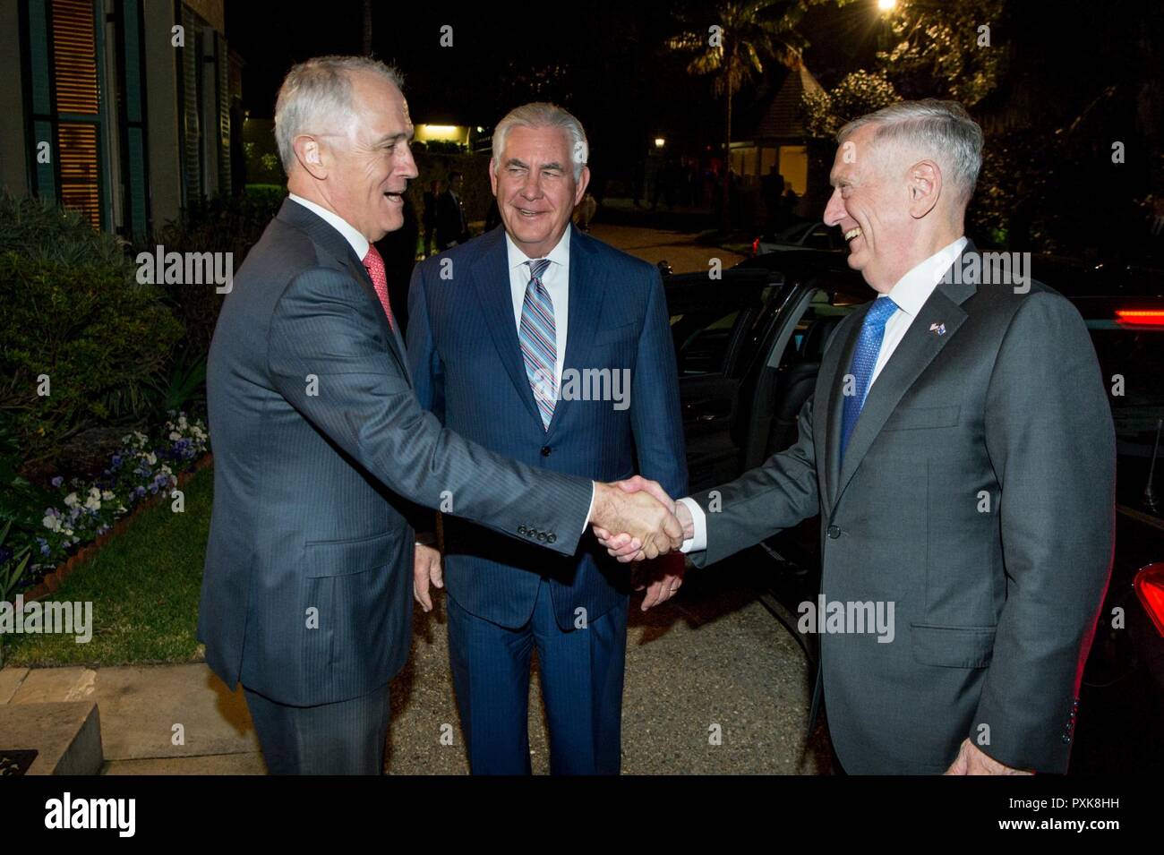 Le Premier ministre australien, Malcolm Turnbull se félicite le Secrétaire à la défense Jim Mattis et secrétaire d'État Rex Tillerson W. à la maison Kiribilli à Sydney, Australie, le 5 juin 2017. Banque D'Images