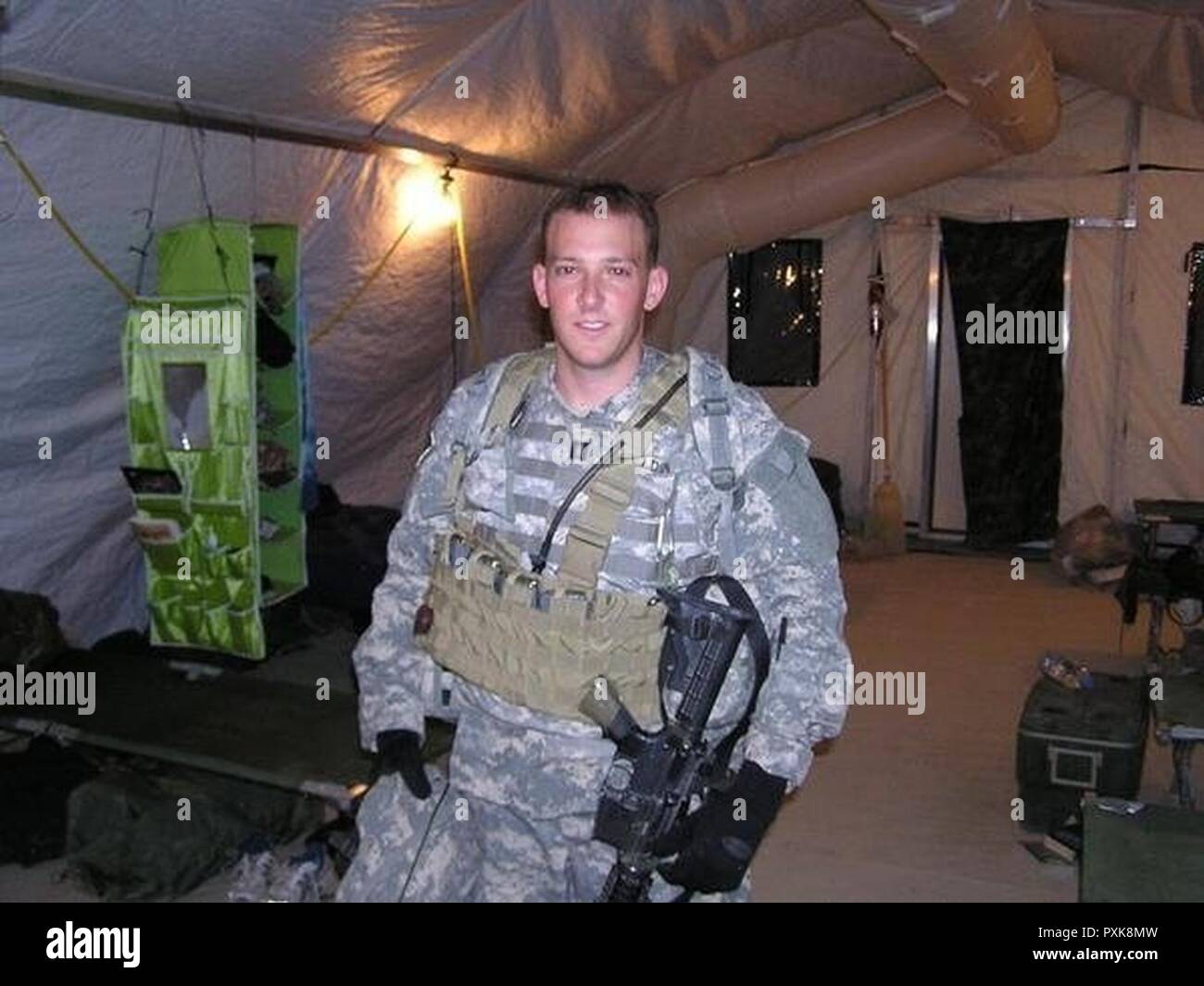 Cpt. Lee Zeldin pose pour une photo lors d'un déploiement de 2006 à l'Iraq. Zeldin, désormais l'un des principaux dans la réserve de l'armée, est également un membre du Congrès de New York. Banque D'Images