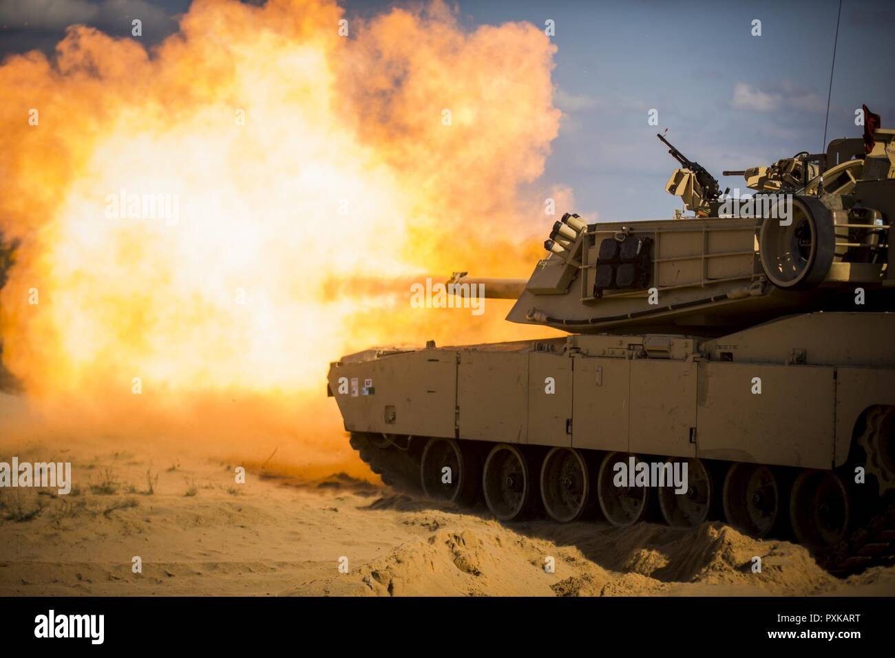 Les Marines américains avec 4e Tank Battalion fire le canon d'un M1A1 Abrams tank avant une gamme à bord d'Adazi, Lettonie, Camp 4 Juin, 2017. Gamme de réservoir est une partie de l'exercice multinational grève 17 Sabre, le soutien de la stabilité dans la région et l'établissement de relations avec des alliés de l'OTAN et les pays partenaires. Banque D'Images