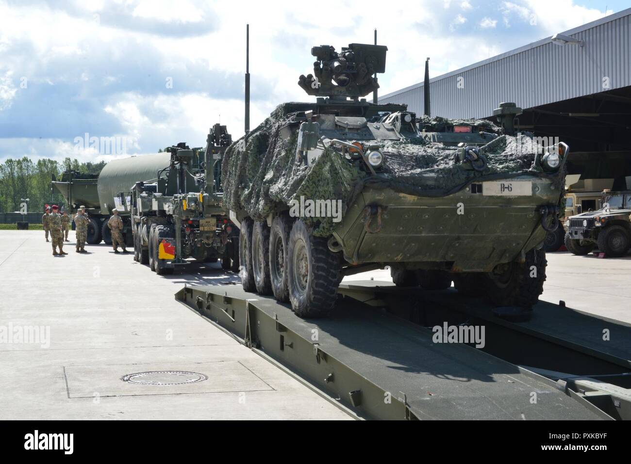 L'Escadron du génie, 2e régiment de cavalerie crée un fossé humide traversant l'affichage de l'équipement en préparation pour l'opération Guardian 17 Sabre plus tard cet été, Grafenwoehr, Allemagne, le 7 juin 2017. Guardian 17 Sabre d'exercice est une commande européenne, l'Europe de l'armée américaine a conduit à un exercice annuel qui aura lieu en Hongrie, Roumanie et Bulgarie dans l'été de 2017. Cet exercice implique plus de 25 000 membres provenant de plus de 20 pays partenaires et alliés. Le plus grand de la région de la mer Noire, 17 exercices de sabre d'un tuteur, est le premier événement de formation de l'armée américaine pour l'Europe et les nations participantes e Banque D'Images