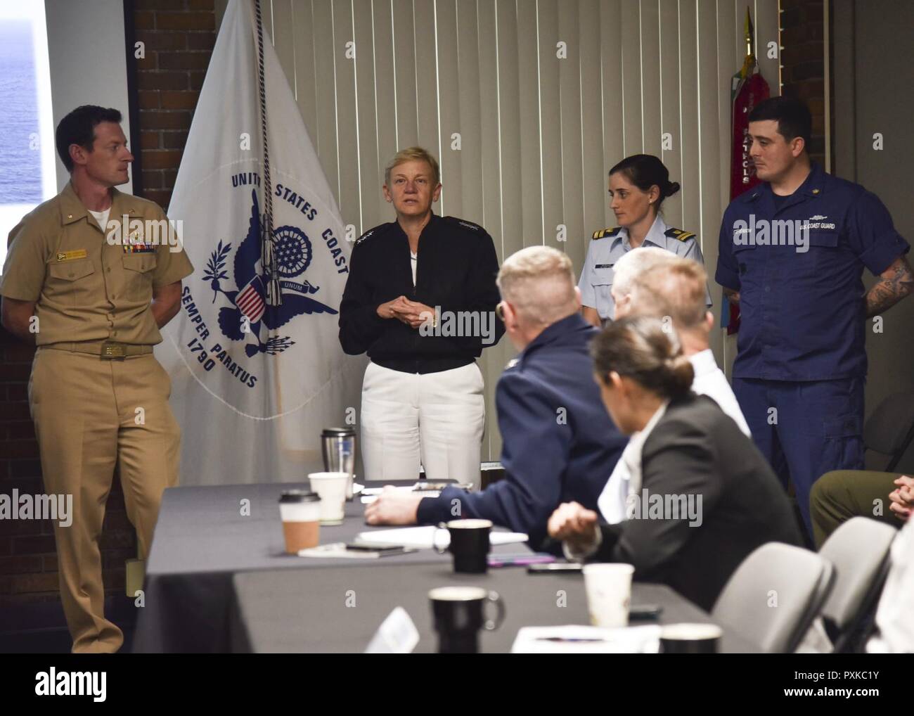 5 Portland, Oregon (7 juin 2017) Vice-amiral. Nora Tyson, commandant du 3e Flotte, parle avec les hauts dirigeants de l'armée et le gouvernement local, pour un appui de la défense aux autorités civiles Senior Leadership Séminaire, tenu au cours de Portland Rose Festival Fleet Week 2017. Le festival de Portland et la Fleet Week sont une célébration de la mer avec des services marins, marines, et des Gardes Côtes des États-Unis et du Canada faisant de la ville un port d'escale. Banque D'Images