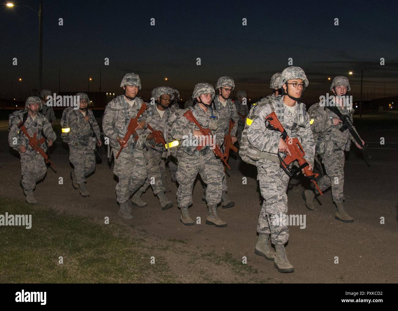 Aviateurs du 5e Escadron de génie civil participer à un 10K ruck mars à Minot Air Force Base, N.D., 1 juin 2017. La 5e Conférence a organisé une journée de formation pour les aviateurs expéditionnaires pour aider à développer et maintenir des compétences requises pour le déploiement potentiel. Banque D'Images