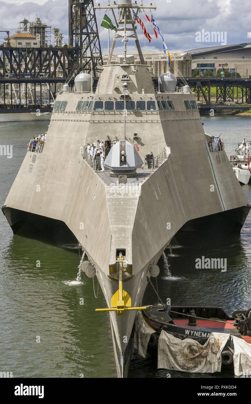 PORTLAND (Orégon, le 8 juin 2017) l'indépendance de classe de combat littoral USS Jackson (LCS) 6 marins homme les rails que le navire arrive à Portland pour la semaine du Festival. Le festival de Portland et la Fleet Week sont une célébration de la mer avec des services marins, marines, et les membres de la Garde côtière des États-Unis et du Canada faisant de la ville un port d'escale. Banque D'Images